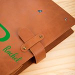 Personalizada de dibujos animados Graduado Inicial A5 Cubierta de cuero cuaderno con nombre y bolsillo de almacenamiento Graduación Esenciales de viaje de regalo para las mujeres