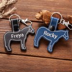 Personalisierte Pferd PU Leder Schlüsselanhänger Rucksack Tag mit Stickerei Name Pferd Reiten Zubehör Geschenk für Pferdeliebhaber Pferdesportler