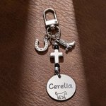 Personalisierte Western Kreuz Hufeisen Pferd Sattel Perlen Charme mit Namen Pferdesport Geburtstag Geschenk für Pferdeliebhaber Besitzer