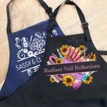Personalisierte bunte Blume Nagelkunst verstellbare Schürze mit Namen und Tasche Geburtstag Beauty Salon Eröffnung Geschenk für Nageltechniker Enthusiasten