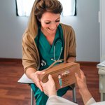Personifierad Retro Cartoon Medical Character PU läder Wide Open Makeup Bag med namn och substantiv Medicinsk dag Uppskattningsgåva för sjuksköterska läkare