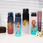 Botella de agua deportiva con tapa abatible y correa personalizada de baloncesto de dibujos animados en degradado a prueba de fugas Regalo de cumpleaños para los amantes del baloncesto