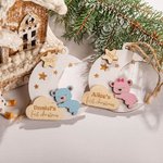 Gepersonaliseerd Sterren Maan Beer Baby's Eerste Kerst Ornament met Gegraveerde Naam Kerstboom Decor Cadeau voor Baby Jongen Meisje