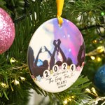 Gepersonaliseerd The Eras Tour Friendship Bracelet Design Foto Keramisch Kerst Ornament met Stad en Jaar Kerstboom Decor Cadeau voor Muziekliefhebber