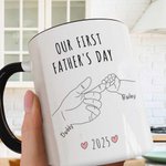 Gepersonaliseerde Ouder - Kind Hand in Hand 11oz Keramische Koffiemok met Naam en Jaar Onze Eerste Moederdag Vaderdag Cadeau voor Familie
