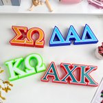 Personalisierte 3D Multicolor Sorority 2-3 griechische Buchstaben Schreibtisch Wohnheim Dekor Geburtstag Geschenk für Schwestern Freunde