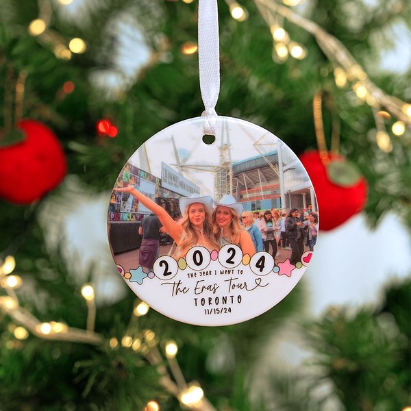 Gepersonaliseerd The Eras Tour Friendship Bracelet Design Foto Keramisch Kerst Ornament met Stad en Jaar Kerstboom Decor Cadeau voor Muziekliefhebber