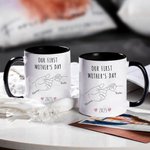 Gepersonaliseerde Ouder - Kind Hand in Hand 11oz Keramische Koffiemok met Naam en Jaar Onze Eerste Moederdag Vaderdag Cadeau voor Familie