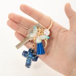 Personalisierte Gradient Schmetterling Kreuz Charme Schlüsselanhänger mit Initiale und Quaste Gebet religiöse Geburtstagsgeschenk für Frauen Christian