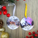 Gepersonaliseerd The Eras Tour Friendship Bracelet Design Foto Keramisch Kerst Ornament met Stad en Jaar Kerstboom Decor Cadeau voor Muziekliefhebber