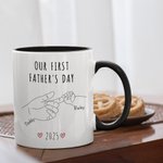 Gepersonaliseerde Ouder - Kind Hand in Hand 11oz Keramische Koffiemok met Naam en Jaar Onze Eerste Moederdag Vaderdag Cadeau voor Familie