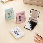 Miroir de Maquillage Lumière LED Personnalisé avec Personnage Fleur de Naissance Nom Double Face Cadeau Anniversaire Mariage pour Femme Fille