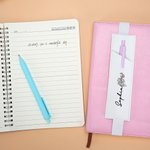 Personalisierte Geburt Blume elastische Leder Federtasche Halter Lesezeichen mit Namen Geburtstag Briefpapier liefert Geschenk für Bücherwurm Buchliebhaber