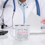Taza esmaltada con borde plateado de 11 oz personalizada An Awesome Nurse con texto de agradecimiento de cumpleaños Regalo de graduación para estudiantes de medicina y enfermería