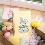 Personalisierte verspielte Hasenohren Bogen Ei Initiale Name A5 Spirale Notebook und Pom Puff Pen Set mit 156 linierten Seiten Geburtstag Ostern Geschenk für Jungen Mädchen