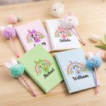 Personalisierte Osterhase Kostüm Charakter Eier Regenbogen Spirale Notebook und Pom Pom Pen Set mit Namen Ostern Party Favor Geschenk für Jungen Mädchen