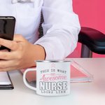 Taza esmaltada con borde plateado de 11 oz personalizada An Awesome Nurse con texto de agradecimiento de cumpleaños Regalo de graduación para estudiantes de medicina y enfermería