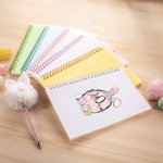 Personalisierte verspielte Hasenohren Bogen Ei Initiale Name A5 Spirale Notebook und Pom Puff Pen Set mit 156 linierten Seiten Geburtstag Ostern Geschenk für Jungen Mädchen