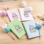 Personalisierte verspielte Hasenohren Bogen Ei Initiale Name A5 Spirale Notebook und Pom Puff Pen Set mit 156 linierten Seiten Geburtstag Ostern Geschenk für Jungen Mädchen