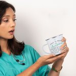 Taza esmaltada con borde plateado de 11 oz personalizada An Awesome Nurse con texto de agradecimiento de cumpleaños Regalo de graduación para estudiantes de medicina y enfermería