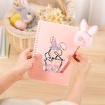 Personalisierte verspielte Hasenohren Bogen Ei Initiale Name A5 Spirale Notebook und Pom Puff Pen Set mit 156 linierten Seiten Geburtstag Ostern Geschenk für Jungen Mädchen