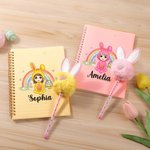 Personalisierte Osterhase Kostüm Charakter Eier Regenbogen Spirale Notebook und Pom Pom Pen Set mit Namen Ostern Party Favor Geschenk für Jungen Mädchen