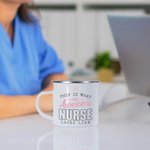 Taza esmaltada con borde plateado de 11 oz personalizada An Awesome Nurse con texto de agradecimiento de cumpleaños Regalo de graduación para estudiantes de medicina y enfermería