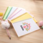 Personalisierte Osterhase Kostüm Charakter Eier Regenbogen Spirale Notebook und Pom Pom Pen Set mit Namen Ostern Party Favor Geschenk für Jungen Mädchen