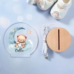 Veilleuse LED Acrylique Personnalisée avec Nom Style Bébé Ourson Endormi Décoration de Chambre avec Socle en Bois Cadeau Noël pour Garçons et Filles