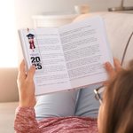 Personalisierte 2025 Cartoon Graduate Charakter klar Acryl Lesezeichen mit Namen und Jahr Geburtstag Graduierung Geschenk für Buchliebhaber Bücherwürmer