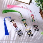 Personalisierte 2025 Cartoon Graduate Charakter klar Acryl Lesezeichen mit Namen und Jahr Geburtstag Graduierung Geschenk für Buchliebhaber Bücherwürmer