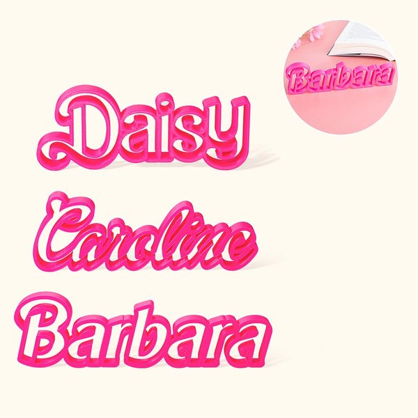 Personalisierte rosa Puppe inspiriert Stil 3D gedruckt Namensschild Schreibtisch Display Mädchen Party Geburtstag Geschenk für ihre Mode-Puppe Fan