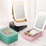 Personalisierte Cool Sister Club Leder-Schmuckkästchen mit LED dreifarbig einstellbar Make-up-Spiegel Reise wesentliche Geburtstagsgeschenk für Schwester