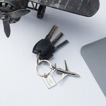 Portachiavi personalizzato per aereo bimotore con testo e simbolo Souvenir di viaggio Compleanno Promozione Regalo per gli amanti dell'aviazione Piloti Assistenti di volo
