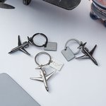 Portachiavi personalizzato per aereo bimotore con testo e simbolo Souvenir di viaggio Compleanno Promozione Regalo per gli amanti dell'aviazione Piloti Assistenti di volo