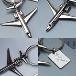 Portachiavi personalizzato per aereo bimotore con testo e simbolo Souvenir di viaggio Compleanno Promozione Regalo per gli amanti dell'aviazione Piloti Assistenti di volo