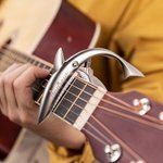 Personalisierte Metall Hai Gitarre Capo mit eingraviertem Namen Gitarre Zubehör Geburtstag Geschenk für Gitarre Musikliebhaber