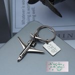 Portachiavi personalizzato per aereo bimotore con testo e simbolo Souvenir di viaggio Compleanno Promozione Regalo per gli amanti dell'aviazione Piloti Assistenti di volo