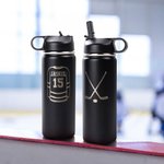 Bottiglia d'acqua isolata con nome e numero incisi al laser Regalo di compleanno per giocatori amanti dell'hockey con design personalizzato della maglia e del bastone da hockey