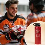 Bottiglia d'acqua isolata con nome e numero incisi al laser Regalo di compleanno per giocatori amanti dell'hockey con design personalizzato della maglia e del bastone da hockey