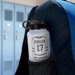 Bottiglia d'acqua isolata con nome e numero incisi al laser Regalo di compleanno per giocatori amanti dell'hockey con design personalizzato della maglia e del bastone da hockey