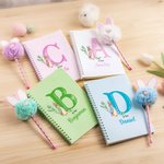 Personalisierte Cute Bunny Initial A5 Spiral Lined Notebook und Pom Puff Pen Set mit Namen Geburtstag Ostern Geschenk für Jungen Mädchen