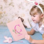 Personalisierte Cute Bunny Initial A5 Spiral Lined Notebook und Pom Puff Pen Set mit Namen Geburtstag Ostern Geschenk für Jungen Mädchen