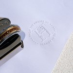 Timbro a secco personalizzato Ex Libris From The Library of Birth Flower Initial Book con testo Regalo di compleanno e anniversario per bibliotecari amanti dei libri