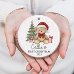 Personlig nallebjörn med tomteluva Keramisk julprydnad med namn Första julgransdekoration Present till baby pojkar flickor