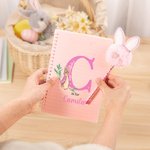 Personalisierte Cute Bunny Initial A5 Spiral Lined Notebook und Pom Puff Pen Set mit Namen Geburtstag Ostern Geschenk für Jungen Mädchen