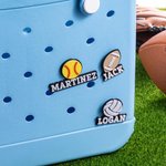 Personalisierte 3D Sport Softball Fußball Tasche Charme mit Namen Accessoire für Bogg Game Day Team Geburtstag Geschenk für Sportliebhaber