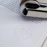 Timbro a secco personalizzato Ex Libris From The Library of Birth Flower Initial Book con testo Regalo di compleanno e anniversario per bibliotecari amanti dei libri