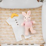Lapin en Peluche à T-shirt Personnalisé avec Nom et Année Thème 1st Easter Cadeau Anniversaire Pâques pour Bébé Nouveau-né