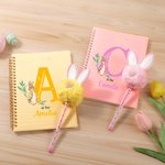 Personalisierte Cute Bunny Initial A5 Spiral Lined Notebook und Pom Puff Pen Set mit Namen Geburtstag Ostern Geschenk für Jungen Mädchen